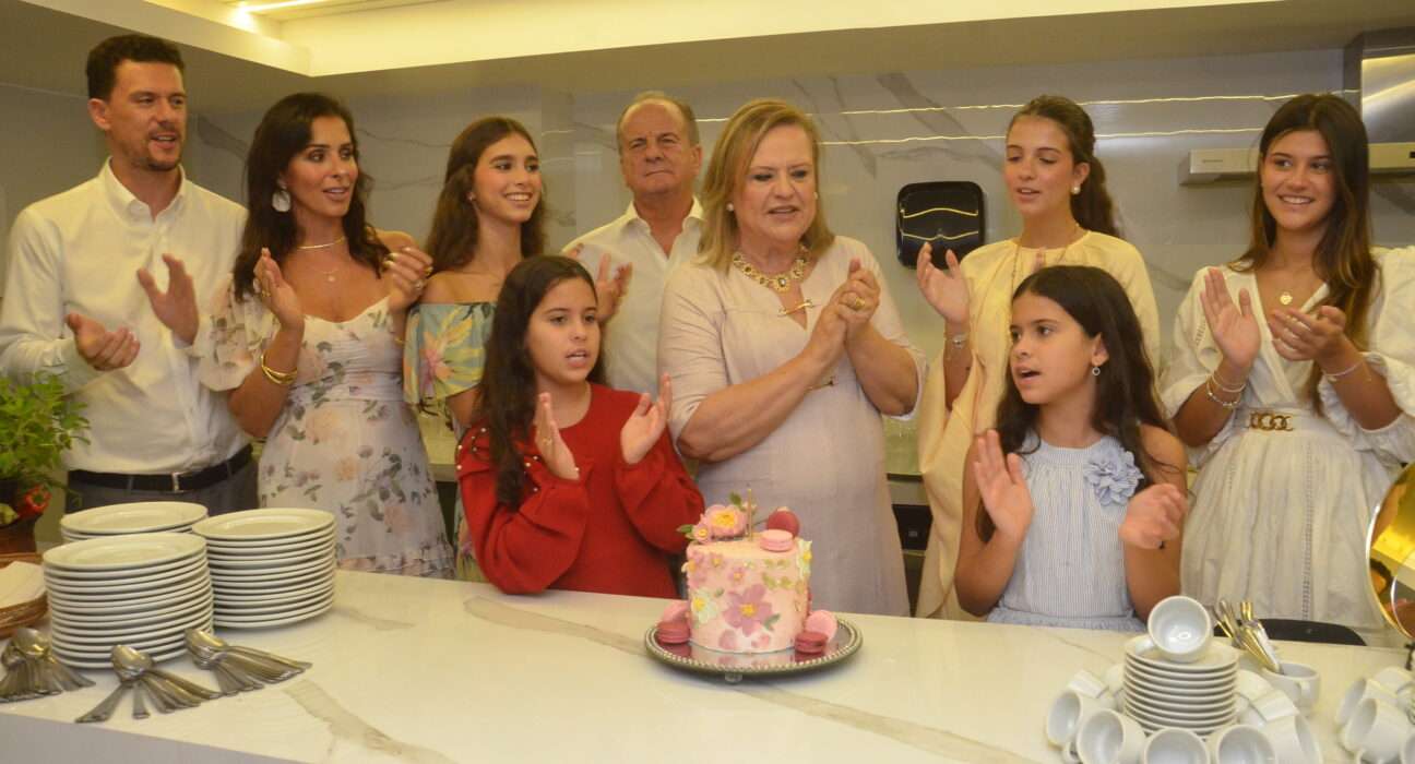 Carmen Bocorny celebra primavera rodeada de amigas Colunismo Social