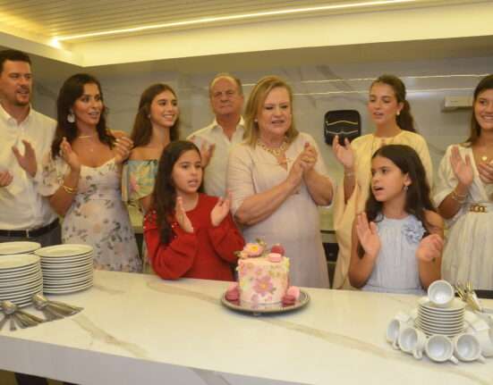 Carmen Bocorny celebra primavera rodeada de amigas Colunismo Social