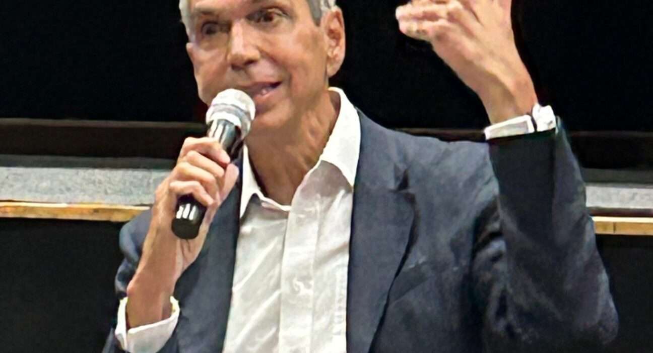 Henrique Pinheiro explica porque decidiu escrever o livro " Crônica de um Mercado sem Pudor ". Rio de janeiro