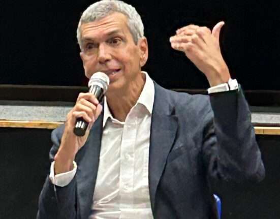 Henrique Pinheiro explica porque decidiu escrever o livro " Crônica de um Mercado sem Pudor ". Saúde