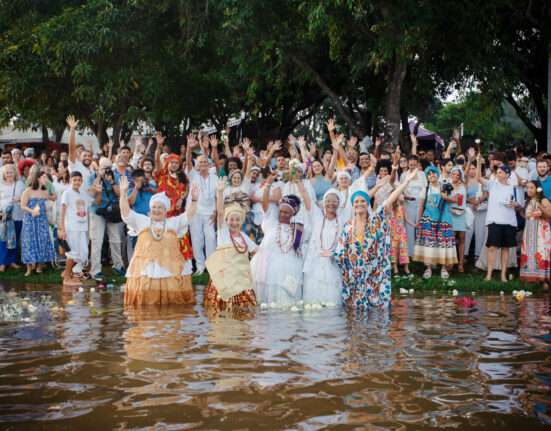 Cortejo histórico e anúncio da revitalização da Praça dos Orixás marcam Festa das Águas 2026  Notícias