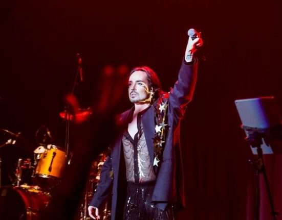 Johnny Hooker revela seus produtos de maquiagem favoritos e celebra a liberdade de expressão pela beleza Notícias