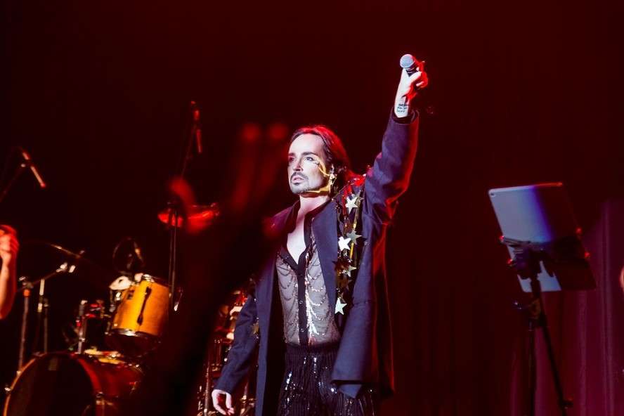 Johnny Hooker revela seus produtos de maquiagem favoritos e celebra a liberdade de expressão pela beleza Beleza