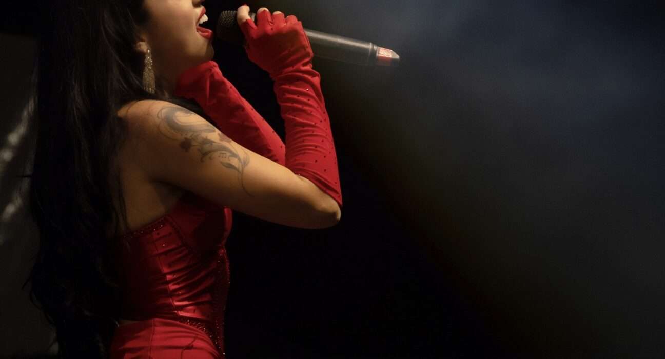 Em show histórico no Réveillon do Piscinão de Ramos, Ana Petkovic consagra fusão entre Pop e Funk e mira 2026 Música