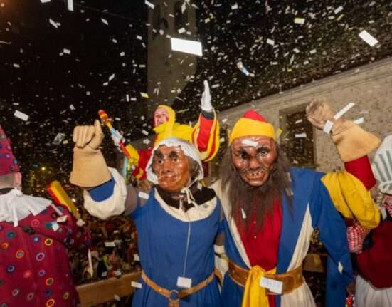 “Quinta-feira Suja” abre o carnaval de Lucerna com música, tradição e multidão nas ruas Carnaval