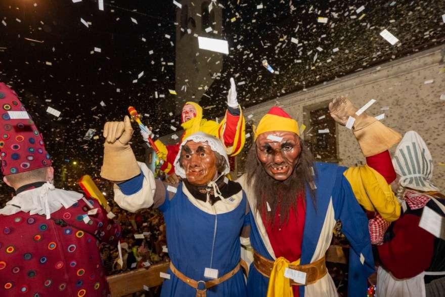 “Quinta-feira Suja” abre o carnaval de Lucerna com música, tradição e multidão nas ruas Carnaval