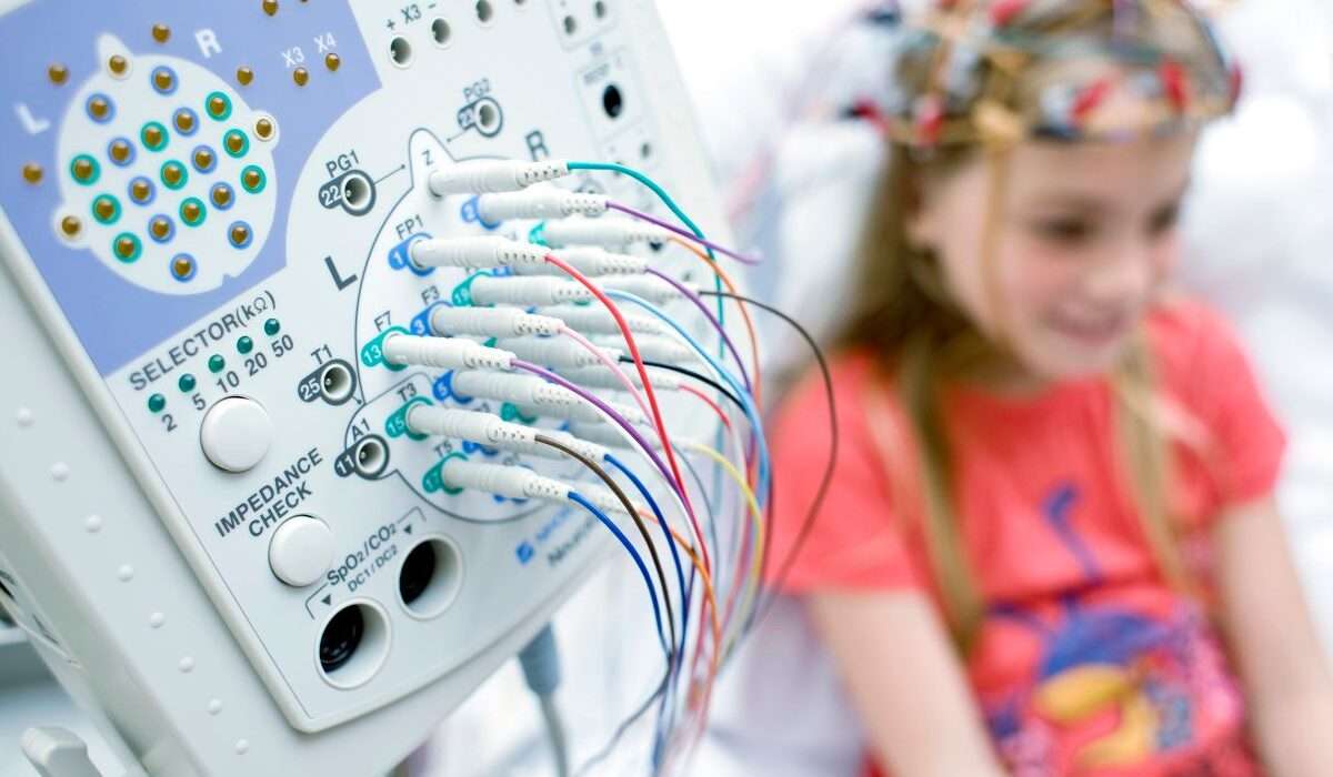 Clínica em Goiânia oferece eletroencefalograma com sedação via xarope e amplia acesso a diagnóstico neurológico humanizado Saúde