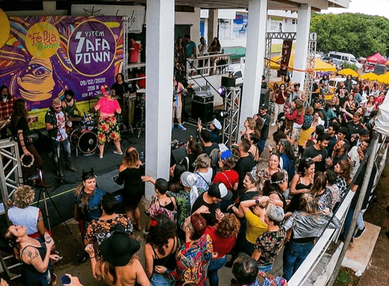 Bloco System Safadown celebra cinco anos de rock, rua e resistência no carnaval de Brasília Colunismo Social