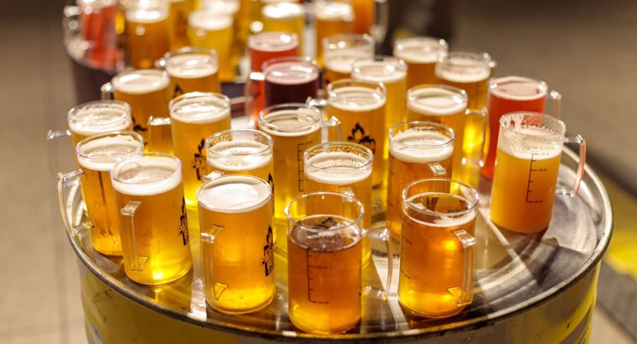 Bloquinho aposta em cervejas especiais goianas como diferencial no Pré-Carnaval de Goiânia Gastronomia
