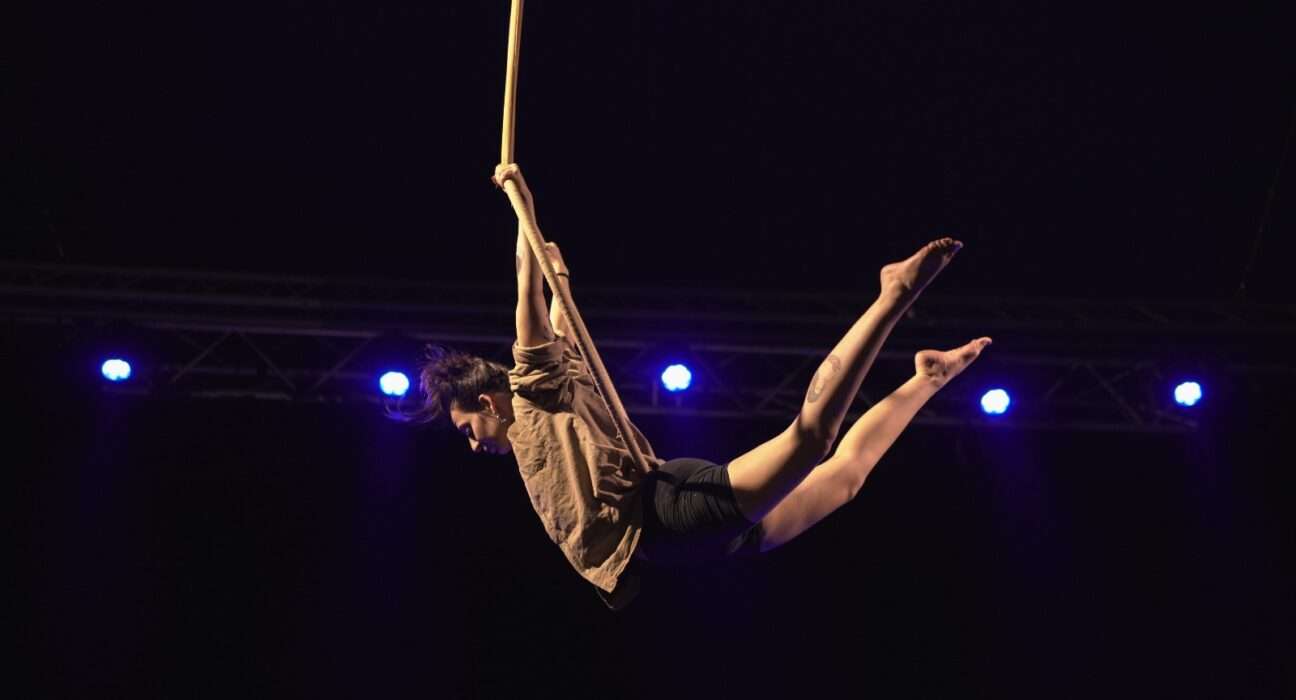 Festival Arranha-Céu apresenta espetáculos circenses solos no Espaço Renato Russo  Artes