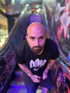 Artista carioca em fase de consolidação, Pivetti aposta em uma arte emocional e acessível, que dialoga com o tempo, a vivência urbana e a construção de narrativas visuais claras, aproximando a arte de novos públicos Artes