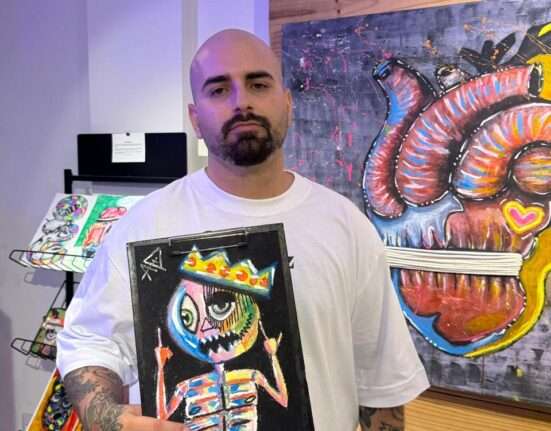 Artista carioca em fase de consolidação, Pivetti aposta em uma arte emocional e acessível, que dialoga com o tempo, a vivência urbana e a construção de narrativas visuais claras, aproximando a arte de novos públicos Artes