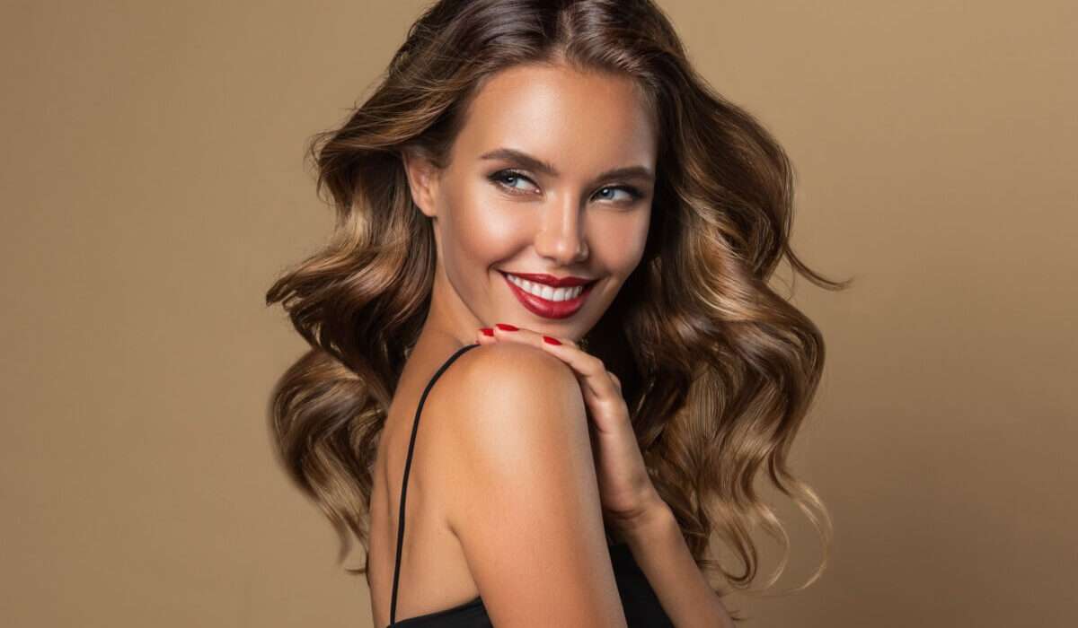 Tendências de cabelo para 2026 priorizam tons naturais e rotina de cuidados Beleza