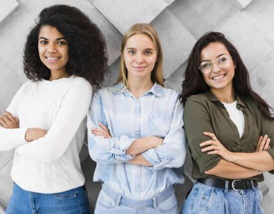 Desempenho feminino no ENEM impulsiona presença de mulheres em cursos mais concorridos Economia