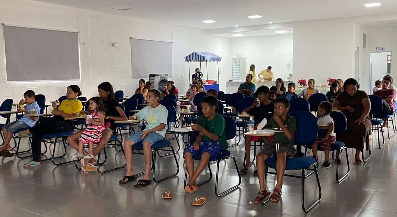 Famílias curtem sessão de cinema com direito a guloseimas no Instituto Elon Soares Cidadania