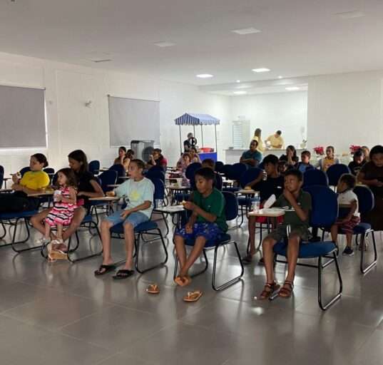 Famílias curtem sessão de cinema com direito a guloseimas no Instituto Elon Soares Geral