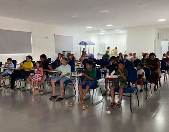 Famílias curtem sessão de cinema com direito a guloseimas no Instituto Elon Soares Dicas