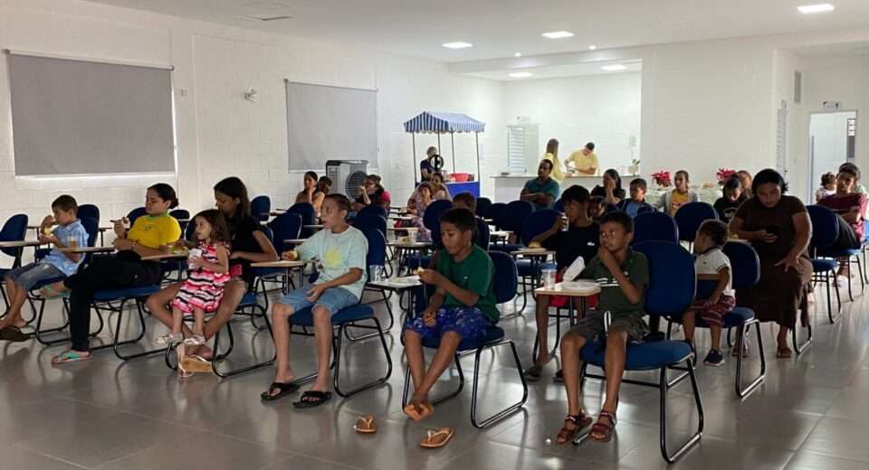 Famílias curtem sessão de cinema com direito a guloseimas no Instituto Elon Soares cinema