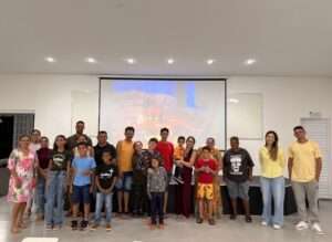 Famílias curtem sessão de cinema com direito a guloseimas no Instituto Elon Soares Cidadania