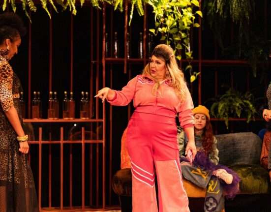 Caixa Cultural Brasília recebe oficina gratuita de escrita criativa com diretor de Humanismo Selvagem Teatro