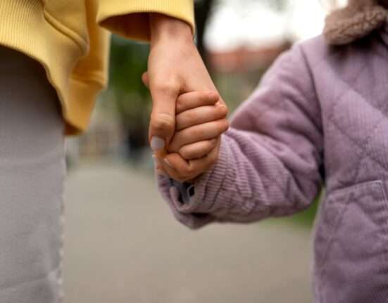 Filhos de mulheres vítimas de feminicídio têm direito a pensão do governo Geral