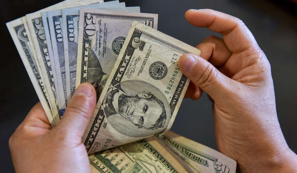 Entre a guerra e o capital especulativo, dólar vive disputa de forças e amplia incertezas no Brasil Notícias