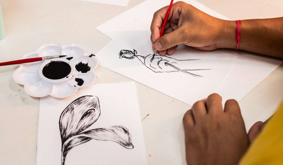 Do nanquim ao zine: oficinas do Rolê Cultural colocam o público para criar no CCBB Brasília Artes