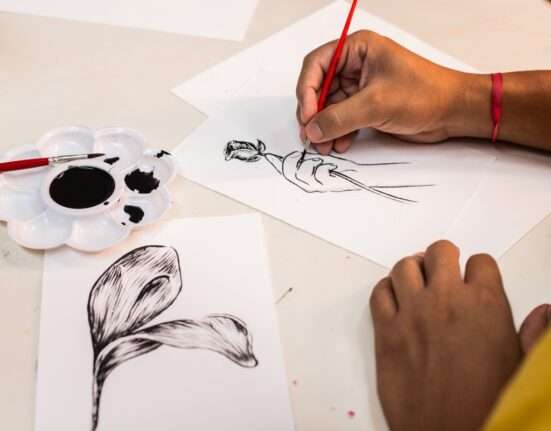 Do nanquim ao zine: oficinas do Rolê Cultural colocam o público para criar no CCBB Brasília Artes