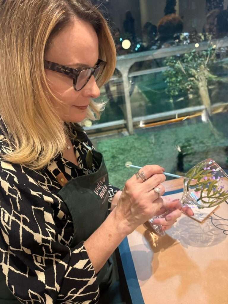 Mulheres do Vinho de Brasília celebram arte e gastronomia em noite de imersão criativa Artes