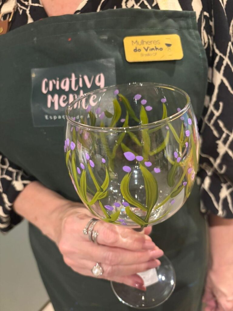 Mulheres do Vinho de Brasília celebram arte e gastronomia em noite de imersão criativa Artes