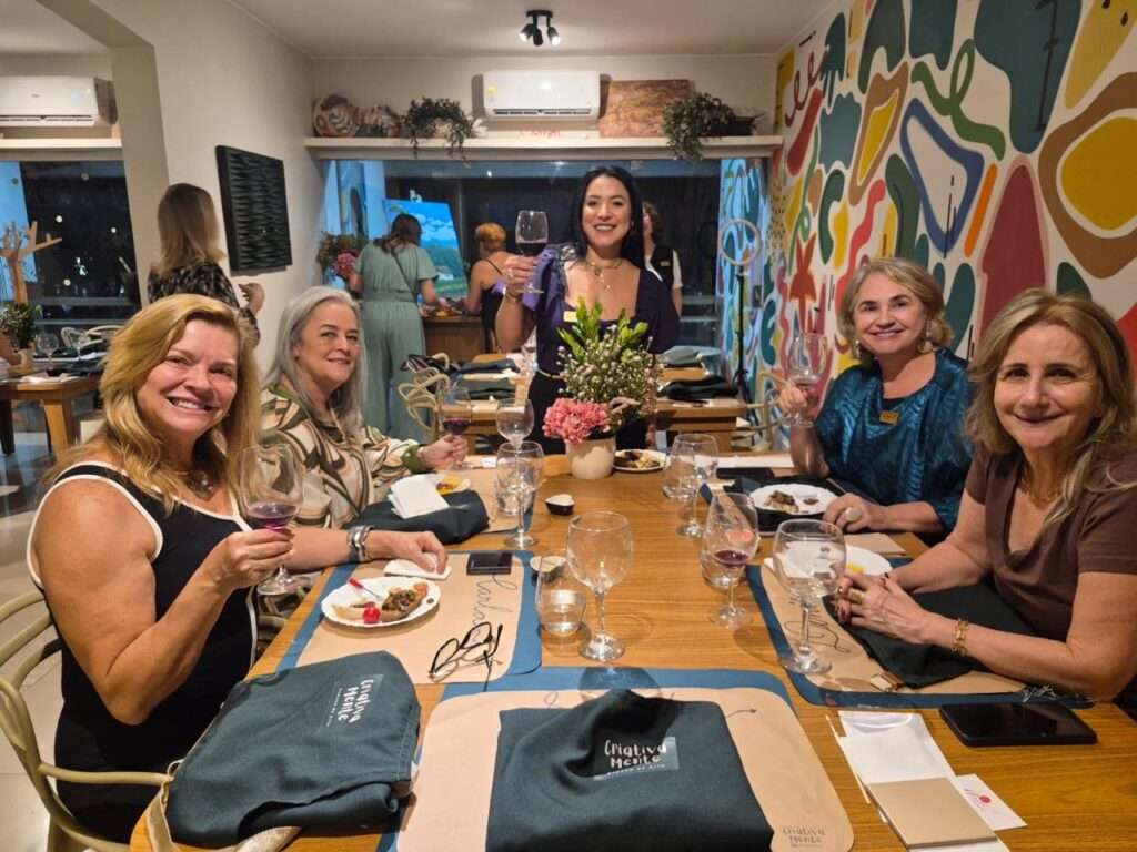 Mulheres do Vinho de Brasília celebram arte e gastronomia em noite de imersão criativa Artes