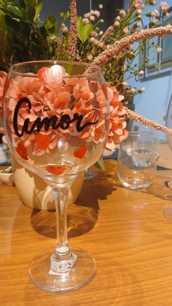 Mulheres do Vinho de Brasília celebram arte e gastronomia em noite de imersão criativa Artes