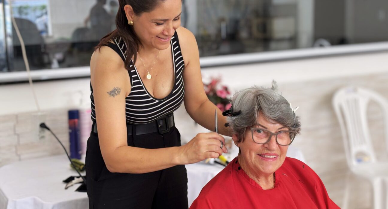 Ação especial do mês da mulher oferece penteados e maquiagem sem custo para mulheres visitantes do parque Cidadania