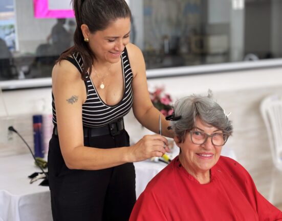 Ação especial do mês da mulher oferece penteados e maquiagem sem custo para mulheres visitantes do parque Economia