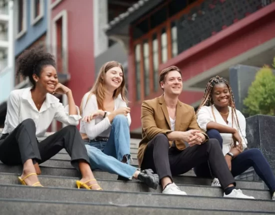 Perfil do comprador de imóveis no Brasil reflete maturidade e renda ativa, segundo pesquisa Música