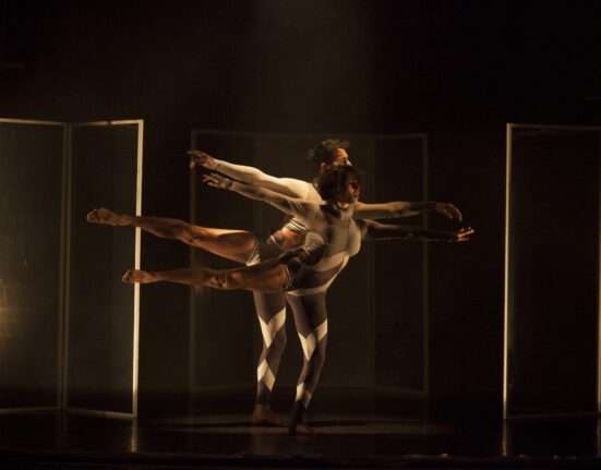 Grupo Pele chega ao Sesc Gama com espetáculo que une dança contemporânea, acrobacia e tecido aéreo Cultura