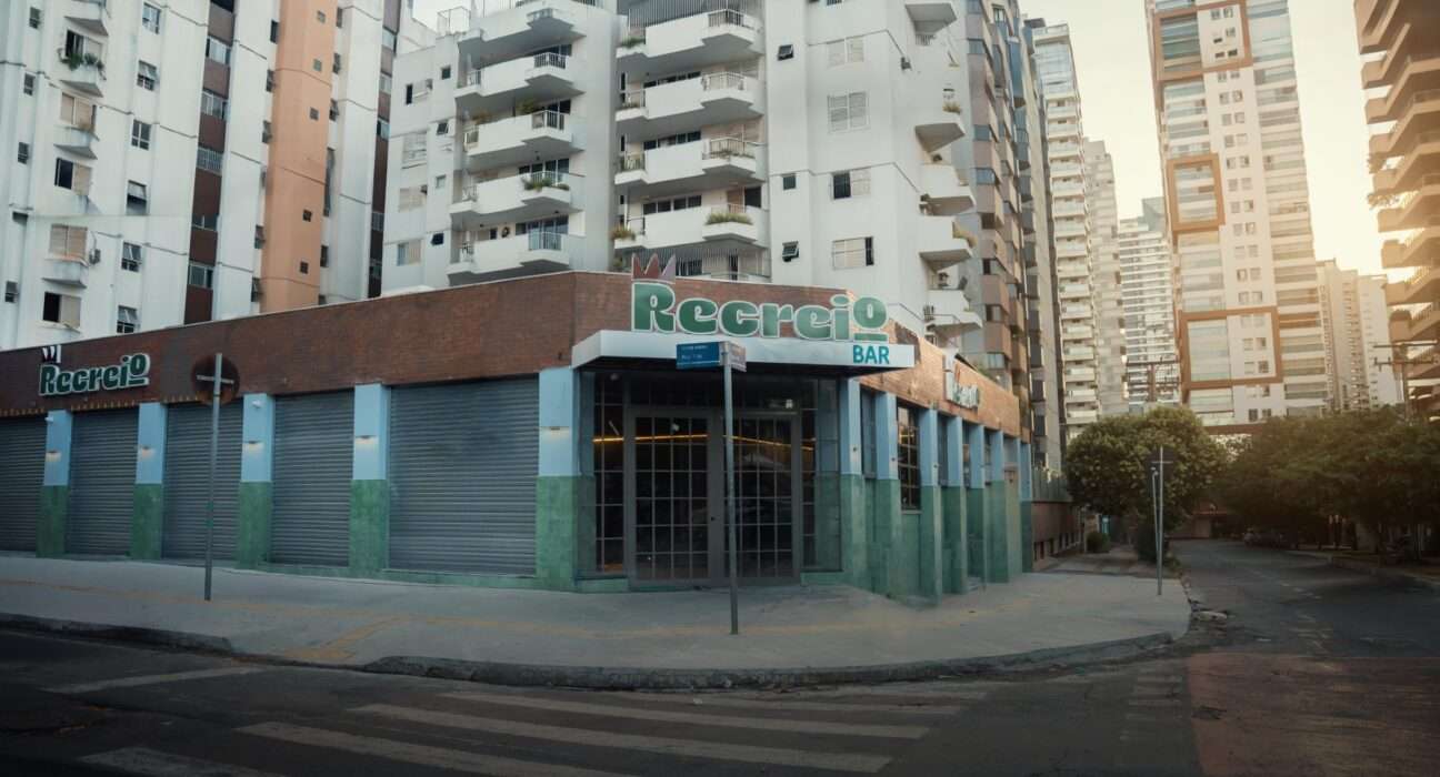 Bar inspirado na cultura dos anos 80 e 90 propõe resgatar convivência urbana em Goiânia Diversão