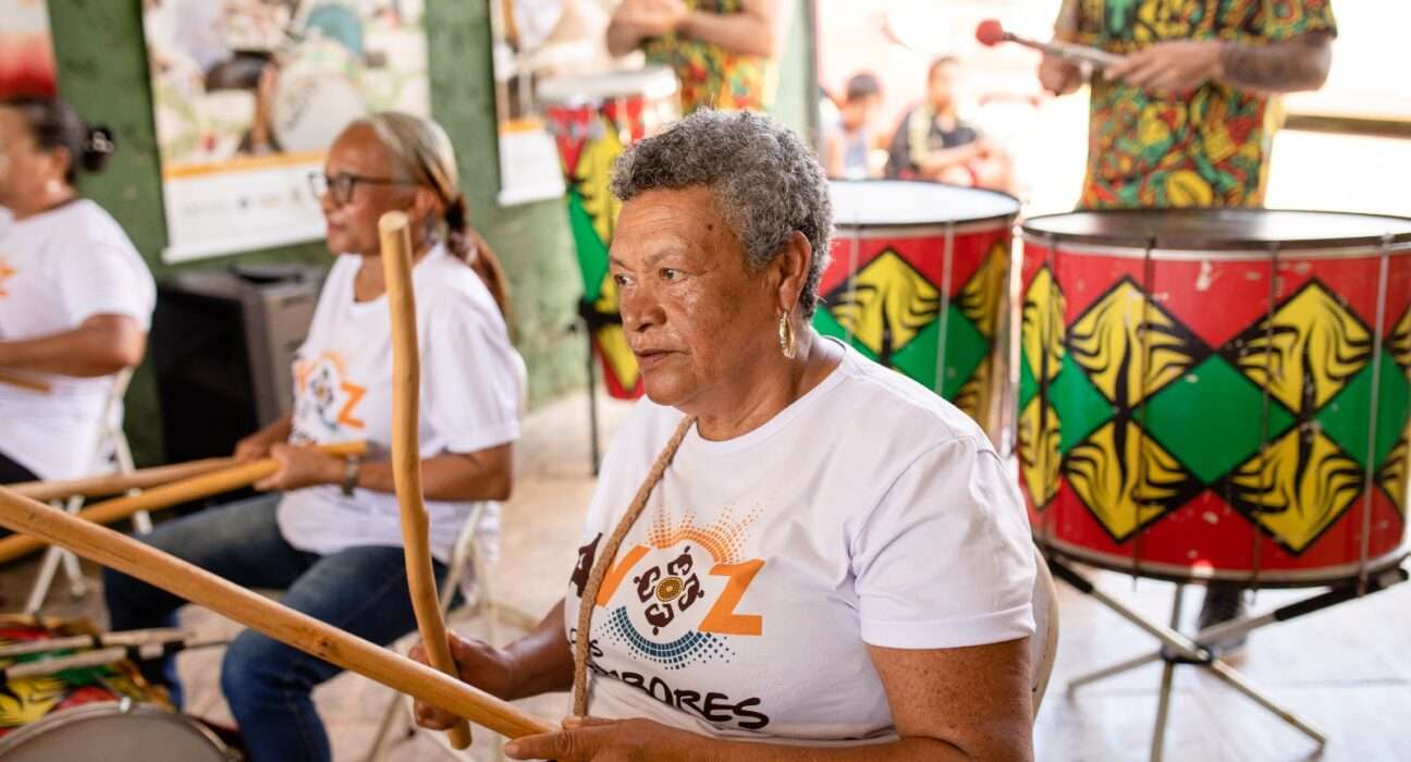Projeto Avóz dos Tambores abre nova edição de oficinas gratuitas de percussão para pessoas com 60+ no Itapoã Oficinas