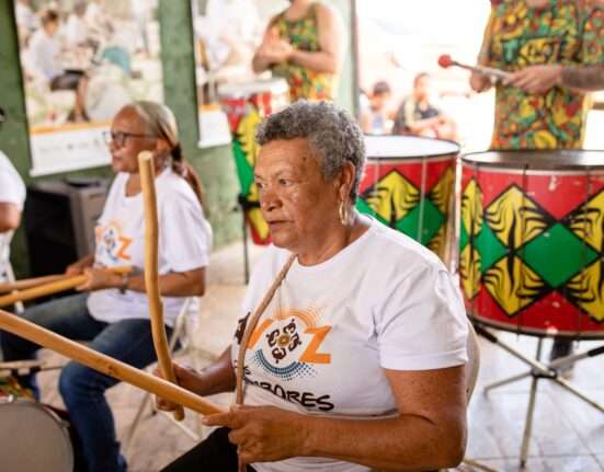 Projeto Avóz dos Tambores abre nova edição de oficinas gratuitas de percussão para pessoas com 60+ no Itapoã Dicas