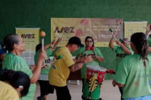 Projeto Avóz dos Tambores abre nova edição de oficinas gratuitas de percussão para pessoas com 60+ no Itapoã Oficinas
