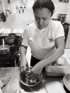 Oito chefs se reúnem para celebrar os dois anos do Santú Comedoria com menu especial de mandioca Gastronomia