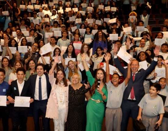 Paula Belmonte homenageia 300 estudantes em sessão solene pelo aniversário de Brasília Política