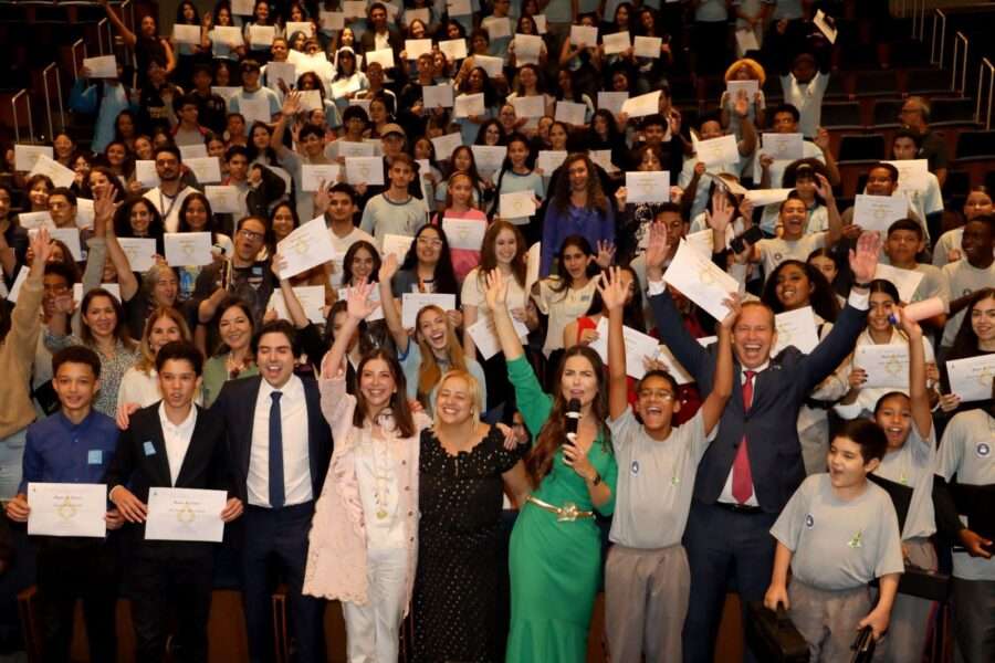 Paula Belmonte homenageia 300 estudantes em sessão solene pelo aniversário de Brasília Política