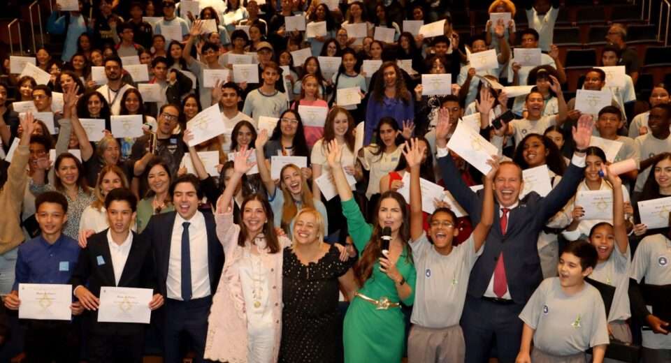 Paula Belmonte homenageia 300 estudantes em sessão solene pelo aniversário de Brasília Política