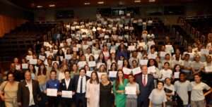Paula Belmonte homenageia 300 estudantes em sessão solene pelo aniversário de Brasília Política