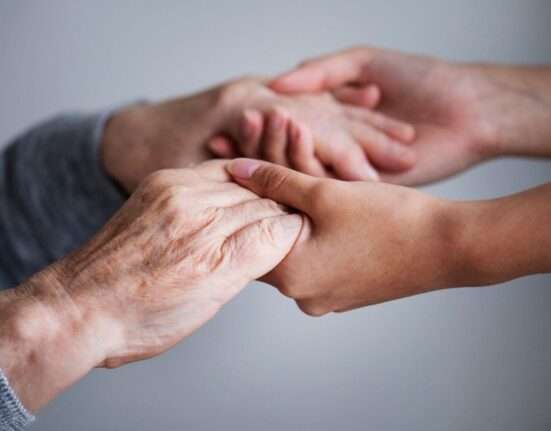 Casos de Parkinson devem dobrar até 2050: conheça os sinais de alerta e o que a ciência diz sobre retardar a doença Cultura