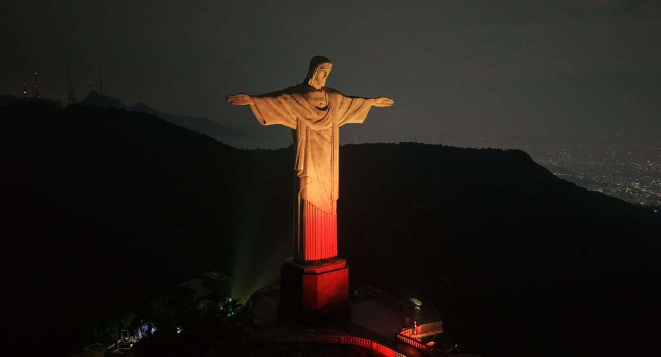 Cristo Redentor ganha cores especiais para anunciar o Totus Tuus Mariae Festival 2026 em homenagem à Nossa Senhora de Guadalupe Rio de janeiro