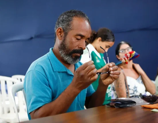 Entrega gratuita de 2 mil óculos começa nesta semana no Sol Nascente; programa prevê distribuir 30 mil unidades no DF até o final de 2026 Geral