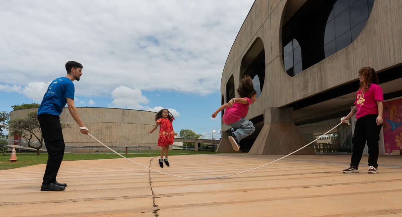 CCBB Brasília celebra o Dia Mundial do Brincar com circuito lúdico nos jardins Diversão