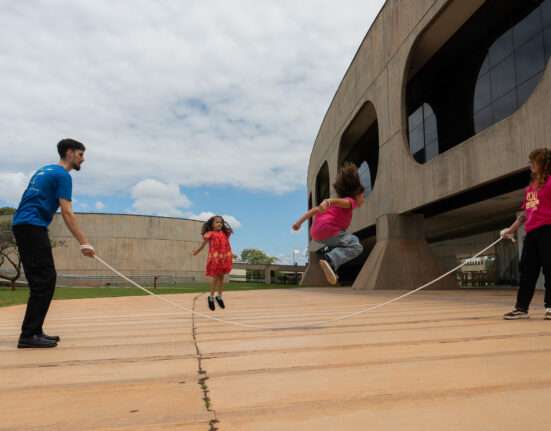 CCBB Brasília celebra o Dia Mundial do Brincar com circuito lúdico nos jardins Diversão